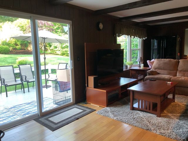 18 Bittersweet Ln, Wilbraham, MA 01095