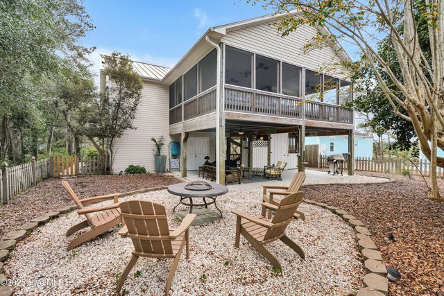 105 SE 37th Street, Oak Island, NC 28465