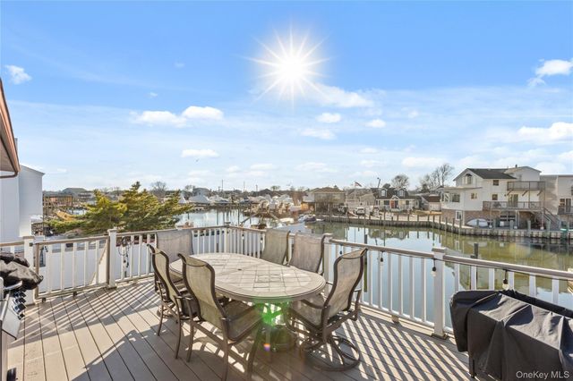 809 Canal Street, Lindenhurst, NY 11757