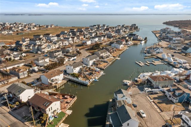 809 Canal Street, Lindenhurst, NY 11757