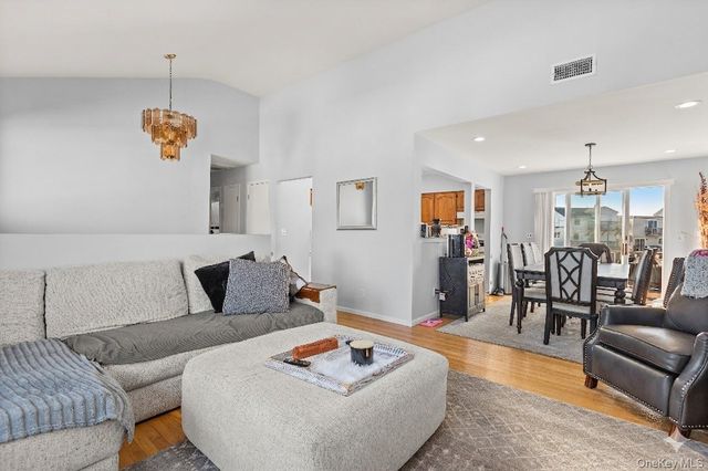 809 Canal Street, Lindenhurst, NY 11757