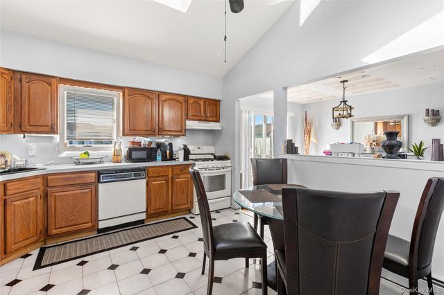 809 Canal Street, Lindenhurst, NY 11757