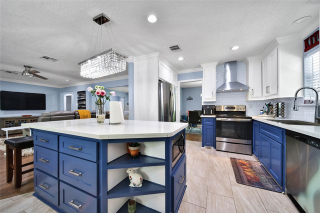 2668 S Woodloch Street, Woodloch, TX 77385