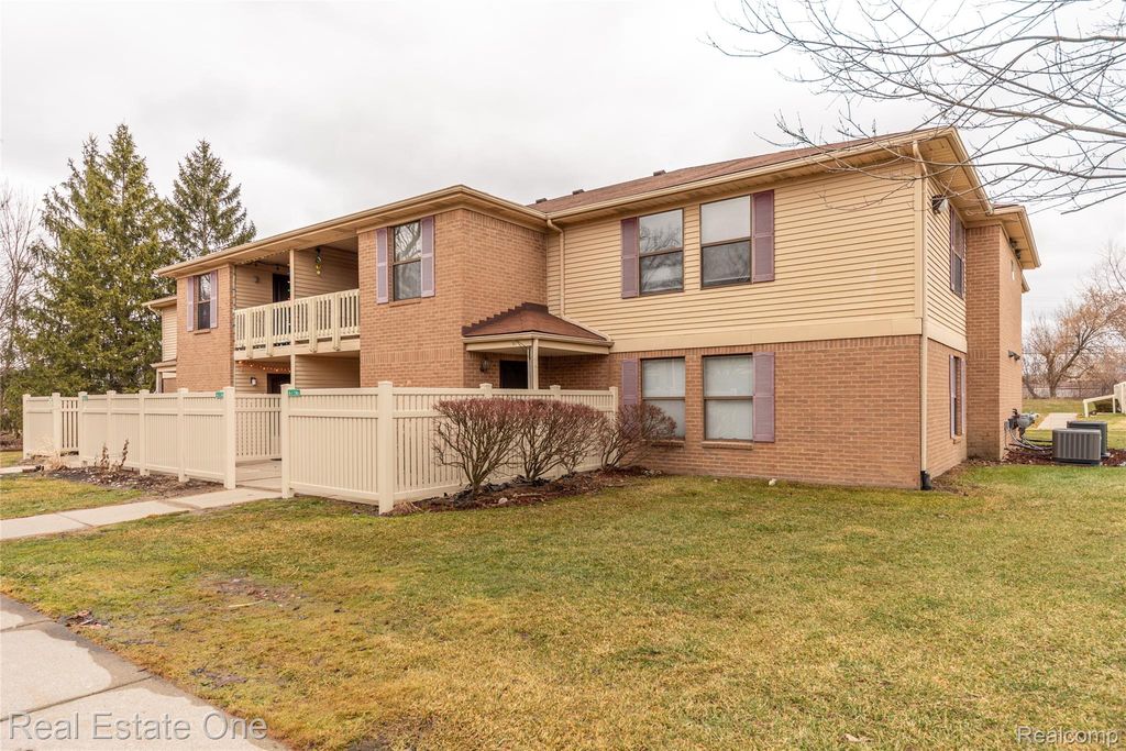 61186 Greenwood Drive 36, South Lyon, MI 48178
