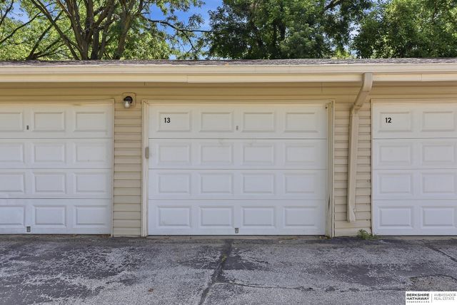809 N 122nd Street, Omaha, NE 68154