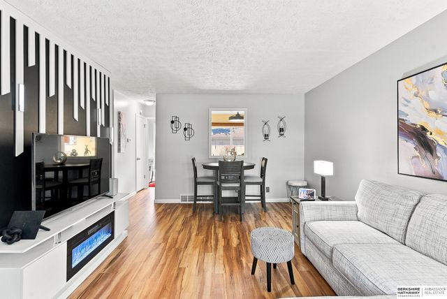 809 N 122nd Street, Omaha, NE 68154