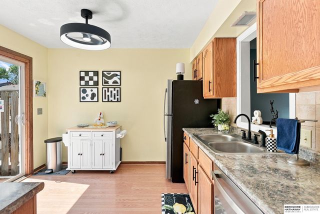 809 N 122nd Street, Omaha, NE 68154