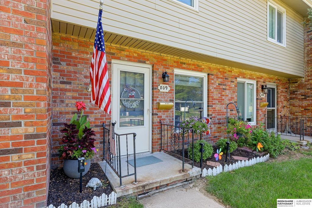 809 N 122nd Street, Omaha, NE 68154