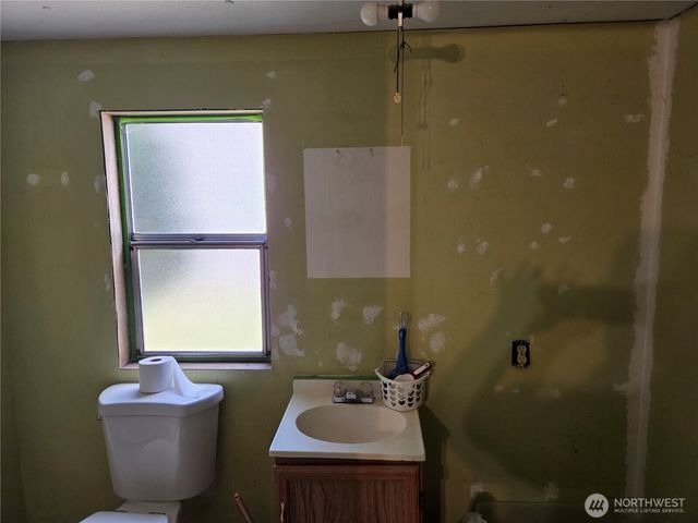 208 Burma Road, Castle Rock, WA 98611