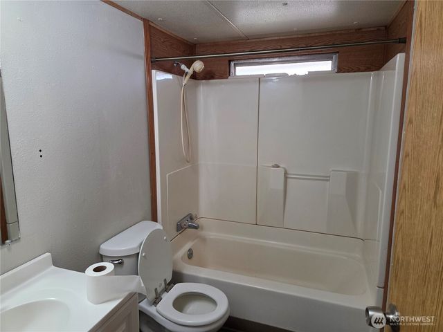 208 Burma Road, Castle Rock, WA 98611