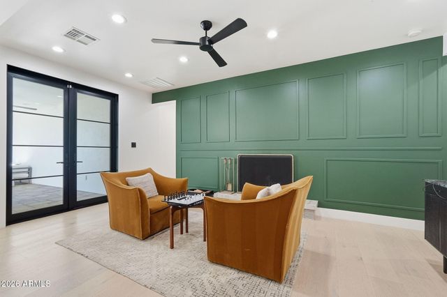 3901 E WELDON Avenue, Phoenix, AZ 85018