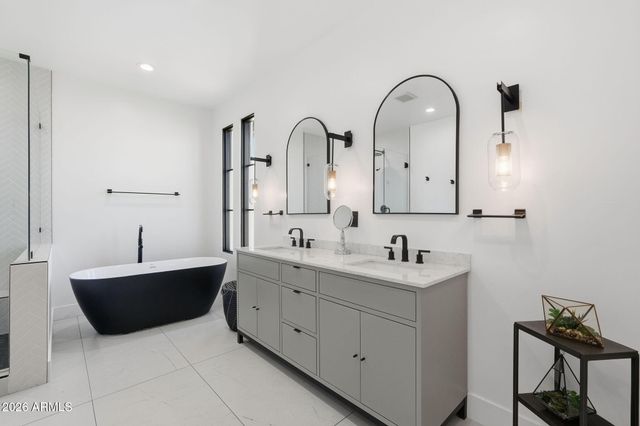 3901 E WELDON Avenue, Phoenix, AZ 85018