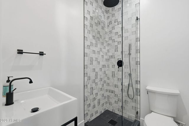 3901 E WELDON Avenue, Phoenix, AZ 85018