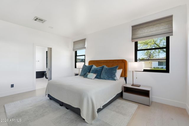 3901 E WELDON Avenue, Phoenix, AZ 85018