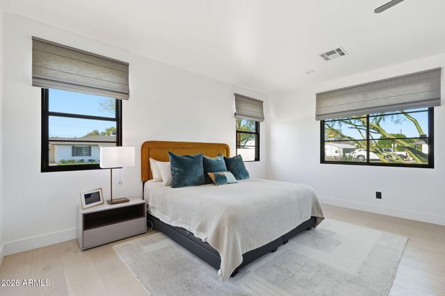 3901 E WELDON Avenue, Phoenix, AZ 85018