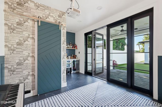 3901 E WELDON Avenue, Phoenix, AZ 85018