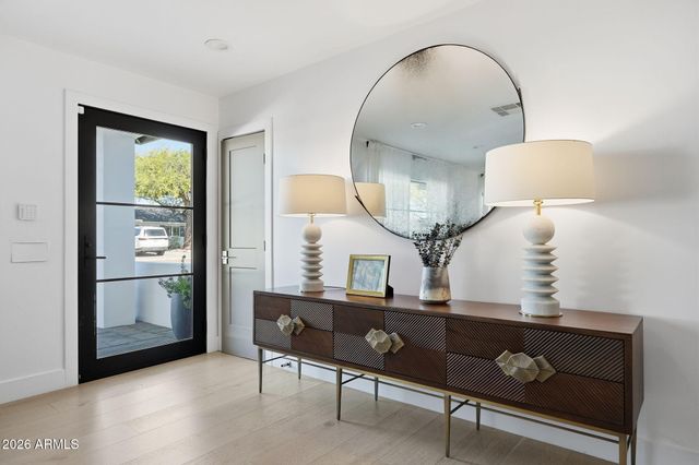 3901 E WELDON Avenue, Phoenix, AZ 85018