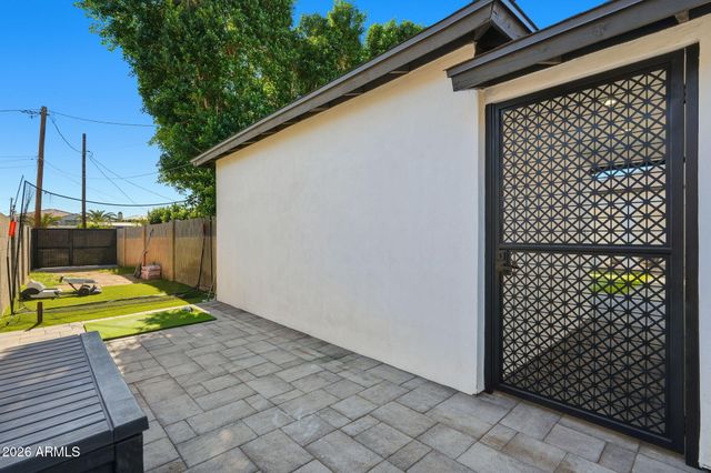 3901 E WELDON Avenue, Phoenix, AZ 85018