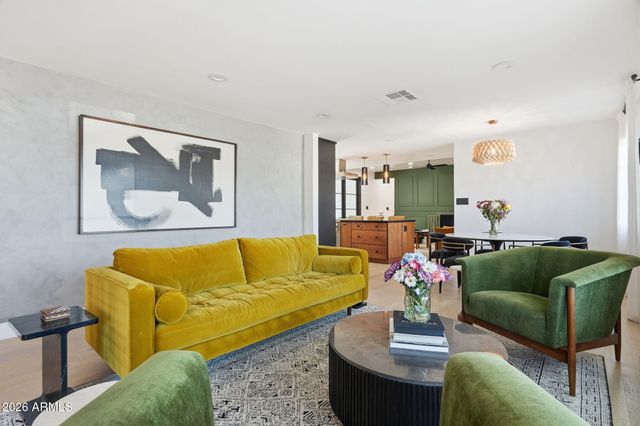 3901 E WELDON Avenue, Phoenix, AZ 85018