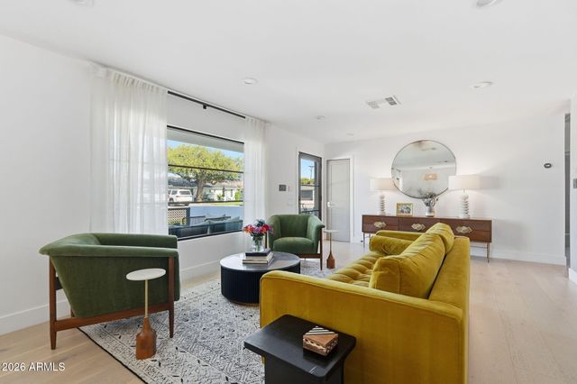 3901 E WELDON Avenue, Phoenix, AZ 85018