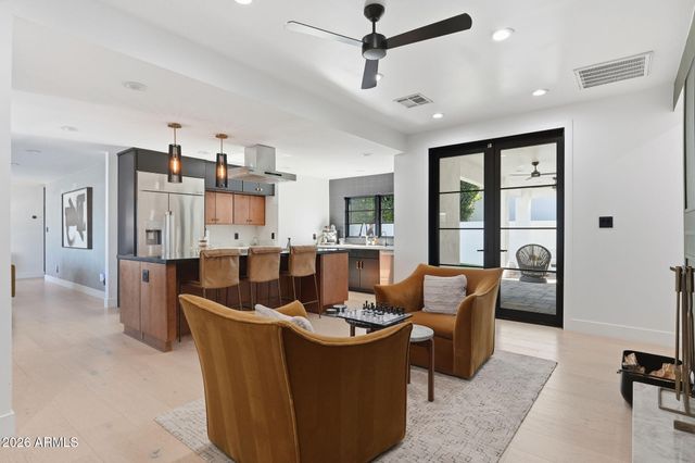 3901 E WELDON Avenue, Phoenix, AZ 85018