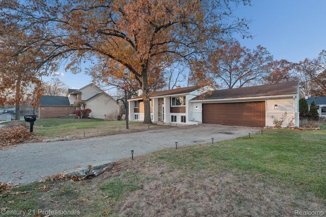 1268 Amarillo Street, Wolverine Lake Village, MI 48390