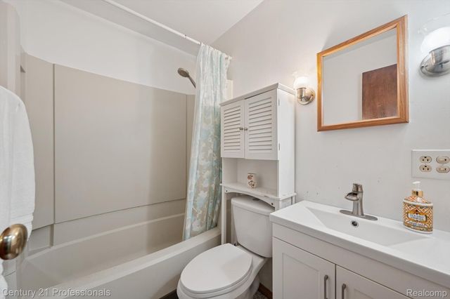 1268 Amarillo Street, Wolverine Lake Village, MI 48390