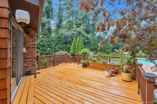 17 Calumet Drive, Dix Hills, NY 11746