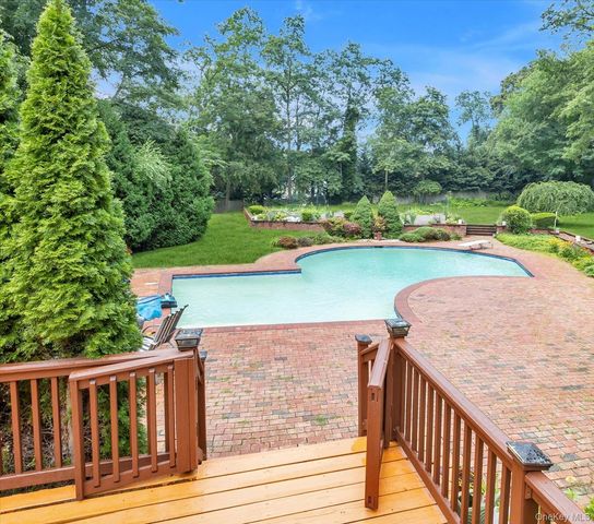 17 Calumet Drive, Dix Hills, NY 11746