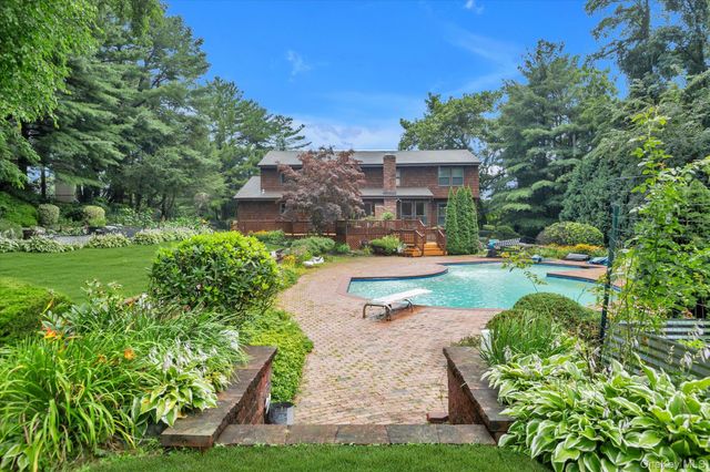 17 Calumet Drive, Dix Hills, NY 11746