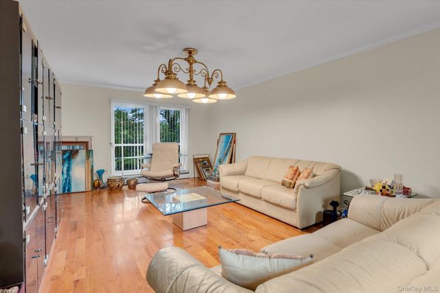 17 Calumet Drive, Dix Hills, NY 11746