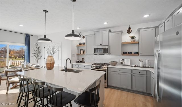 2963 McIntosh Drive NE, Louisville, OH 44641