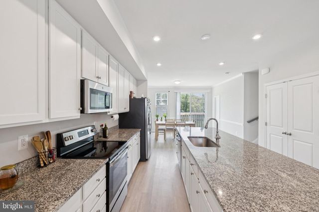 18255 SUMMIT POINTE DR, Triangle, VA 22172