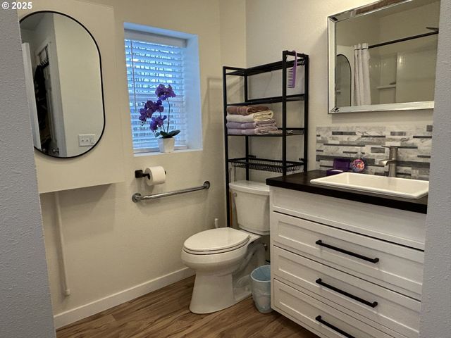 84 BARTON Rd, Glendale, OR 97442