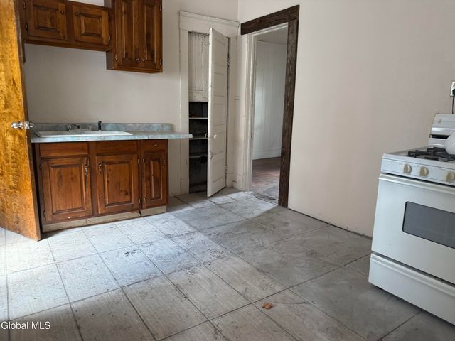 7 Vanwyck Street, Gloversville, NY 12078