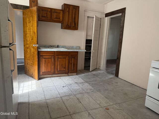 7 Vanwyck Street, Gloversville, NY 12078