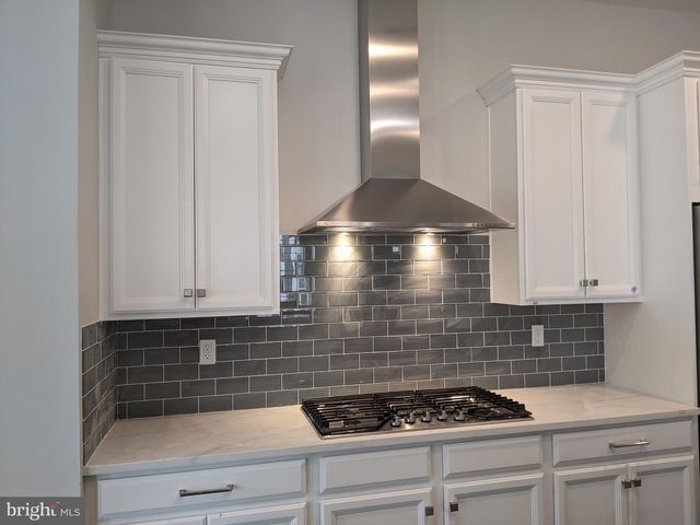 30 HAMILTON DR, Cranbury, NJ 08512