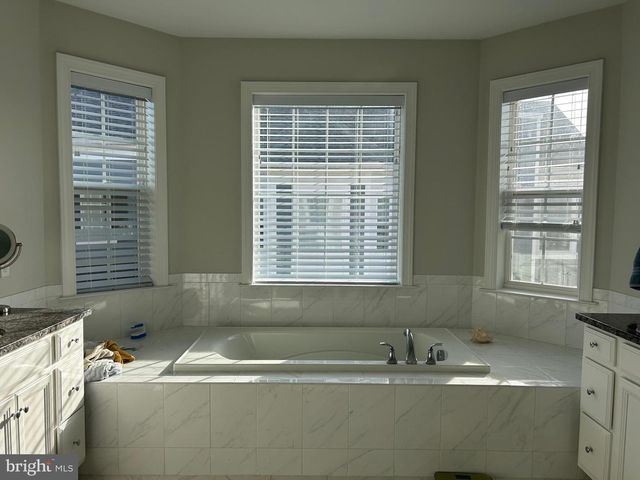 30 HAMILTON DR, Cranbury, NJ 08512