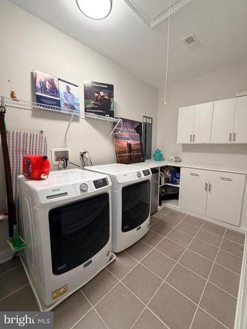 30 HAMILTON DR, Cranbury, NJ 08512