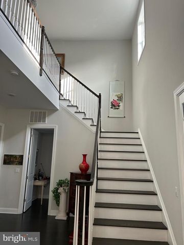 30 HAMILTON DR, Cranbury, NJ 08512