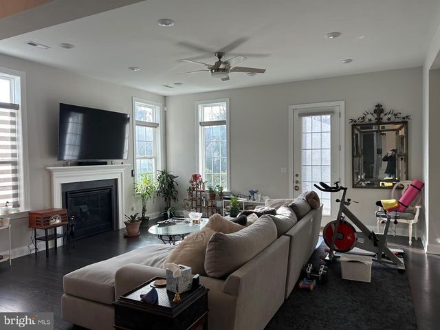 30 HAMILTON DR, Cranbury, NJ 08512