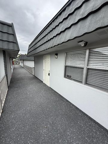 668 Saxony Place N, Delray Beach, FL 33446