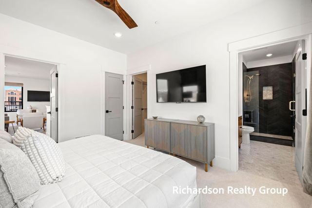 300 Washington Avenue 8, Grand Haven City, MI 49417