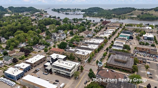 300 Washington Avenue 8, Grand Haven City, MI 49417