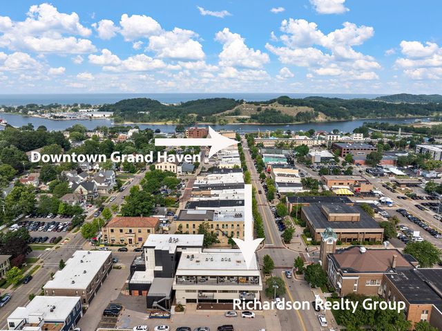 300 Washington Avenue 8, Grand Haven City, MI 49417
