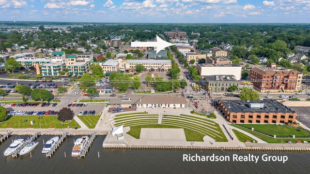 300 Washington Avenue 8, Grand Haven City, MI 49417