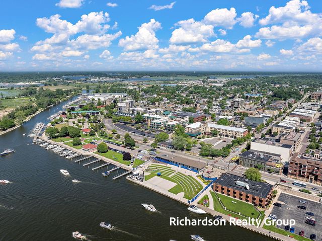 300 Washington Avenue 8, Grand Haven City, MI 49417