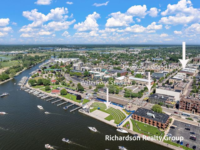 300 Washington Avenue 8, Grand Haven City, MI 49417