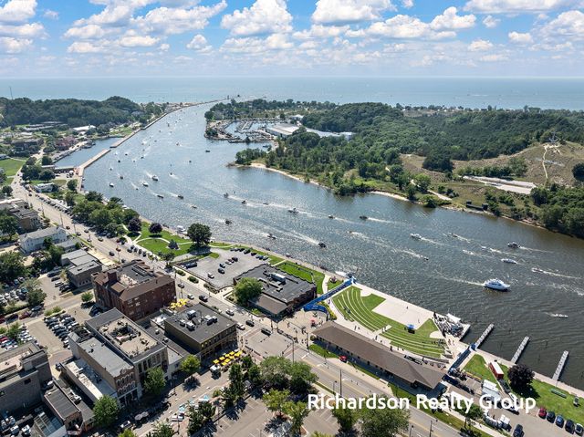 300 Washington Avenue 8, Grand Haven City, MI 49417