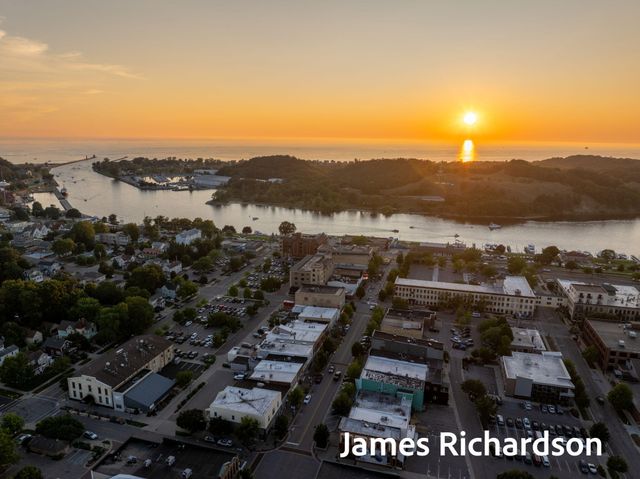 300 Washington Avenue 8, Grand Haven City, MI 49417